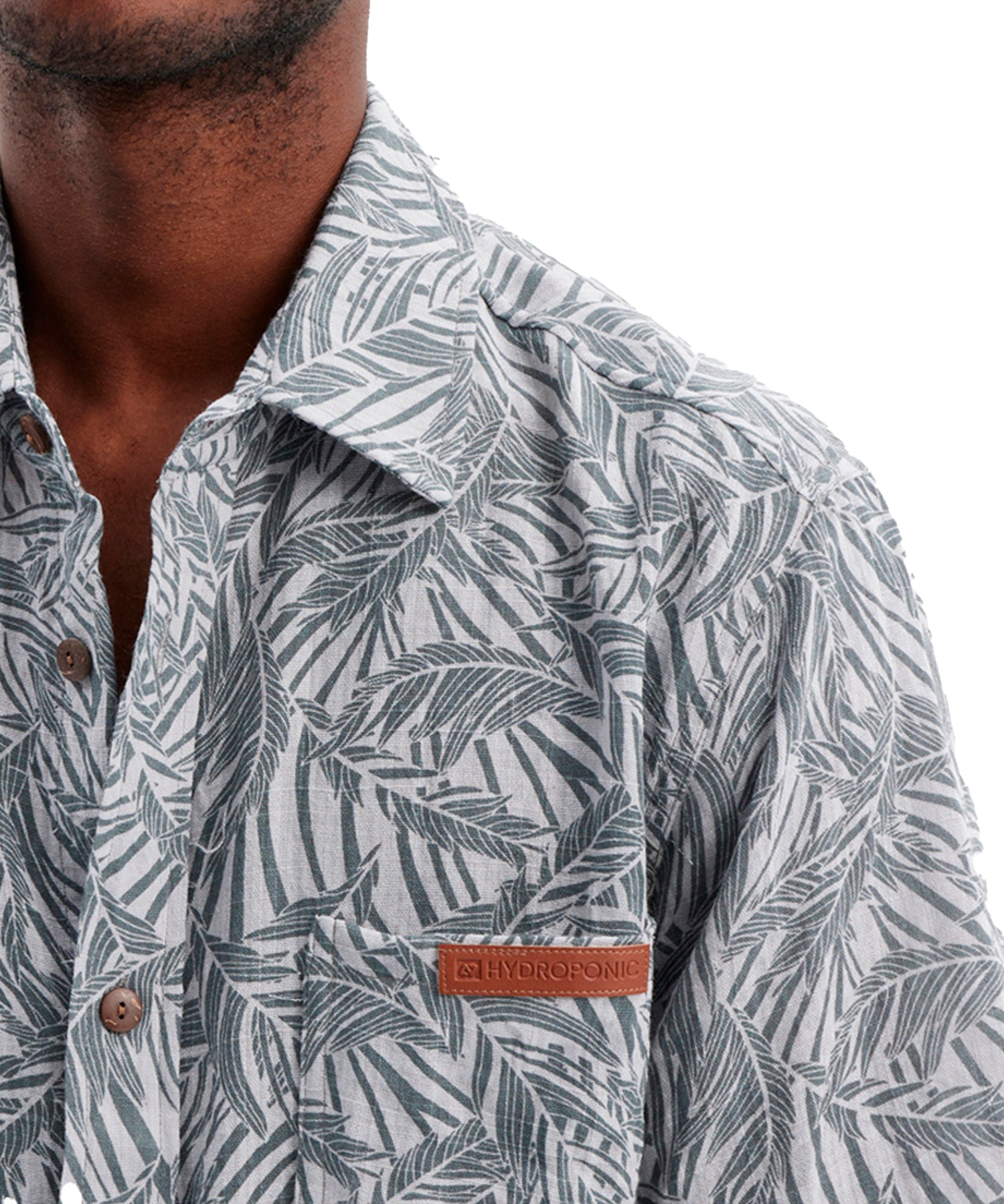 camisa-hydroponic--hawaii-grey-leaves-manga-corta-esrtampado-integral-color-gris-cuello-clásico-con-botón