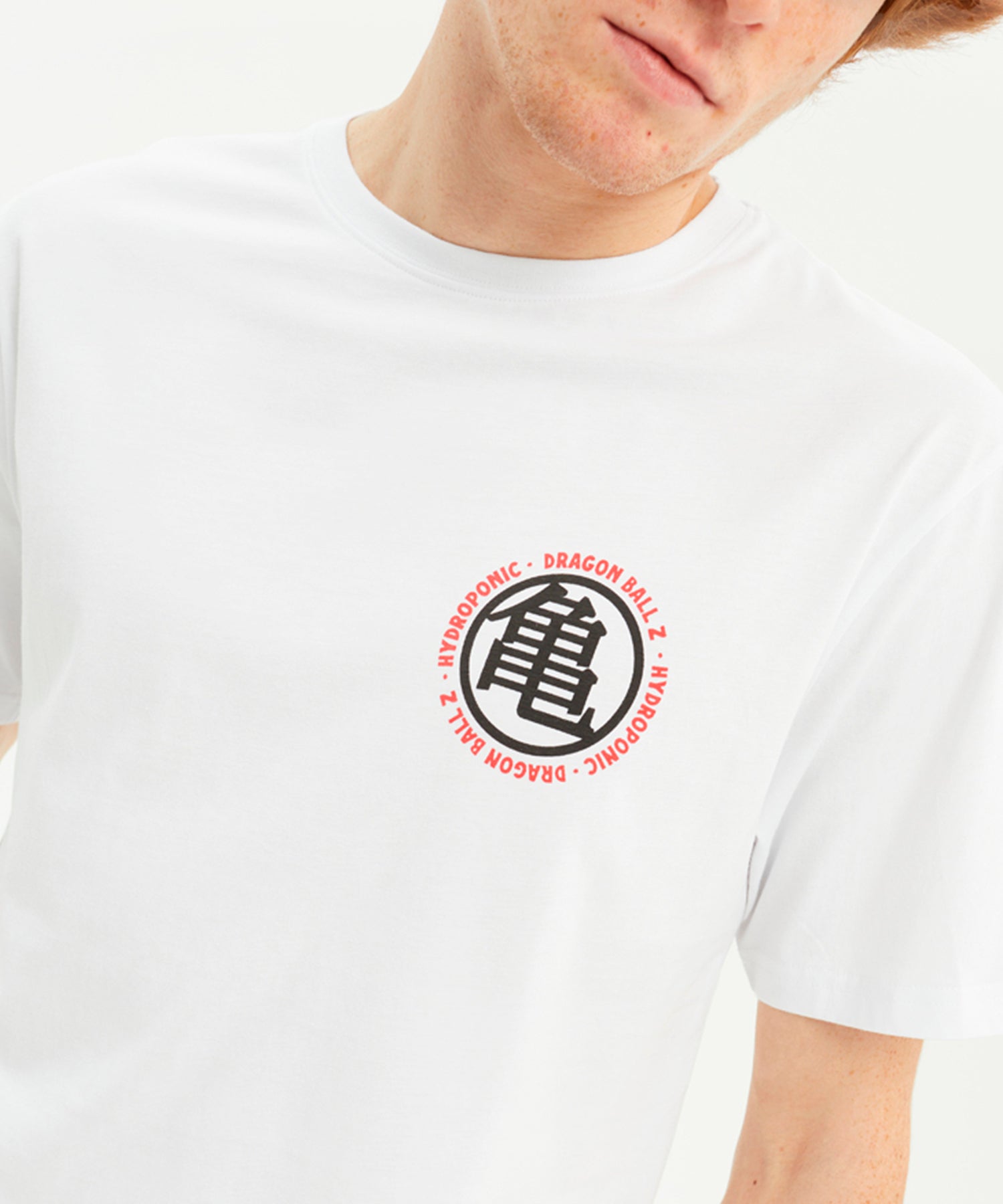 hydroponic-camiseta-dragon-ball-z-roshi-estampado-en-el-bolsillo-y-en-la-espalda-color-blanco-algodón-160grms