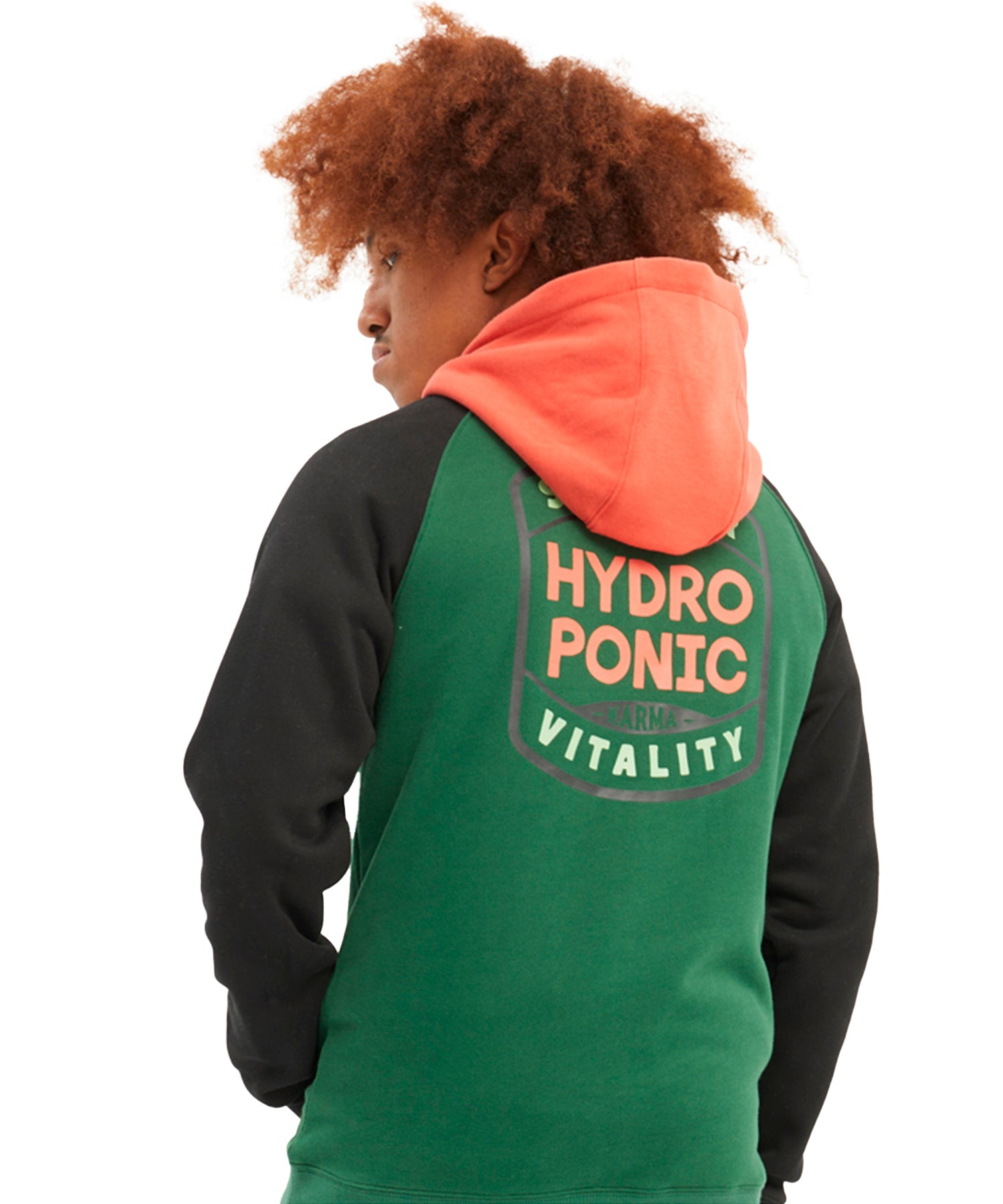 hydroponic-sudadera-con-capucha-karma-color-verde-negro-pequeño-logo-en-bolsillo-estampado-en-la-espalda-capucha-y-bolsillo-central