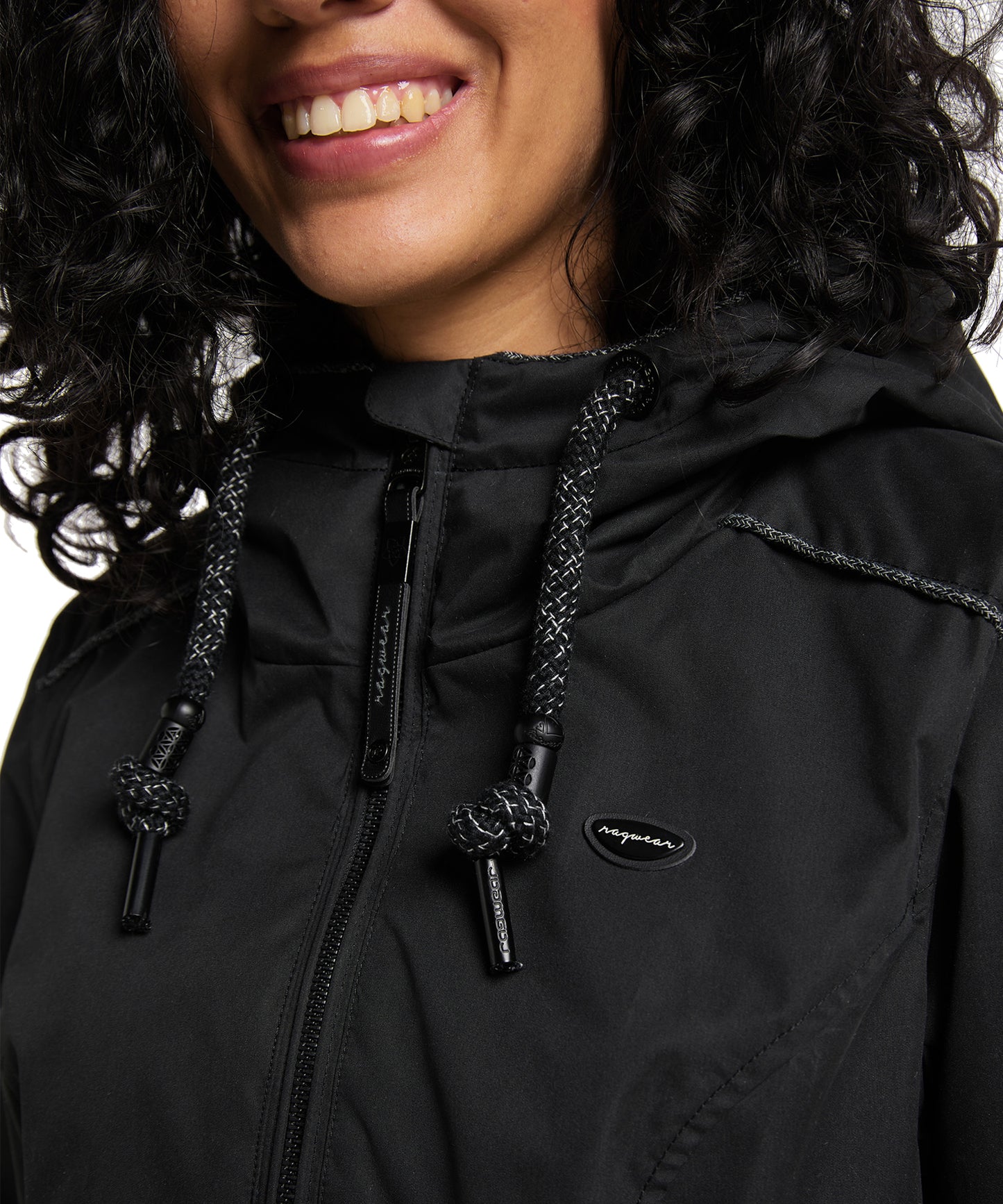 chaqueta-mujer-vegana-ragwear-danka-color-negro-poliester-100%-impermeable-ligeramente-acampanada.