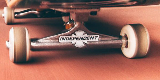 Unos buenos ejes y buenas ruedas son imprescindibles para patinar, en Spot10 encontraras marcas como Independent, Spitfire, o Venture.