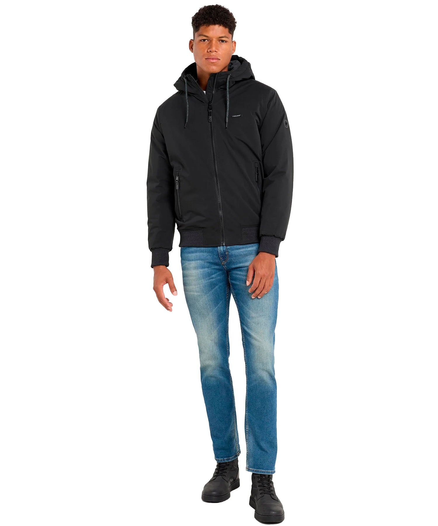 chaqueta de hombre con capucha, color negro, bolsillos laterales, ligeramente forrada