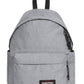 eastpak-mochila-day-pakr-color-gris-claro-4-bolsillos-exteriores-uno-interior-para-laptop-100%-Nylon-40-litros-capacidad.