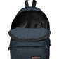 eastpak mochila orbit -triple-denim- la hermana pequeña de la mítica padded pak´r de color tejano tejido impermeable y durabilidad garantizada.