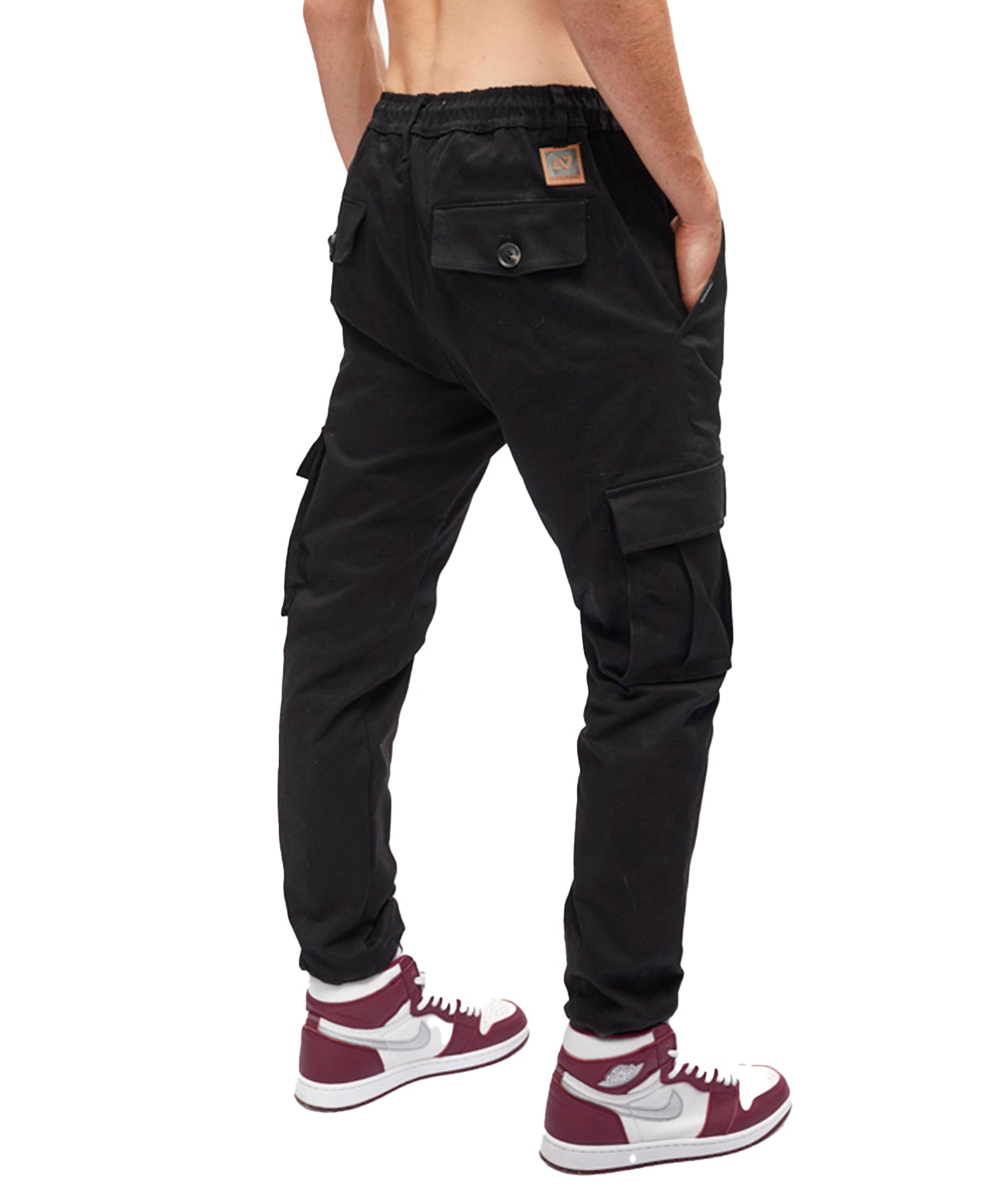 pantalón tipo cargo elastico y adaptable,color negro,cintura elastica con cordón.