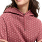 sudadera de mujer, con capucha, material suave, estampado discreto y bolsillos laterales.