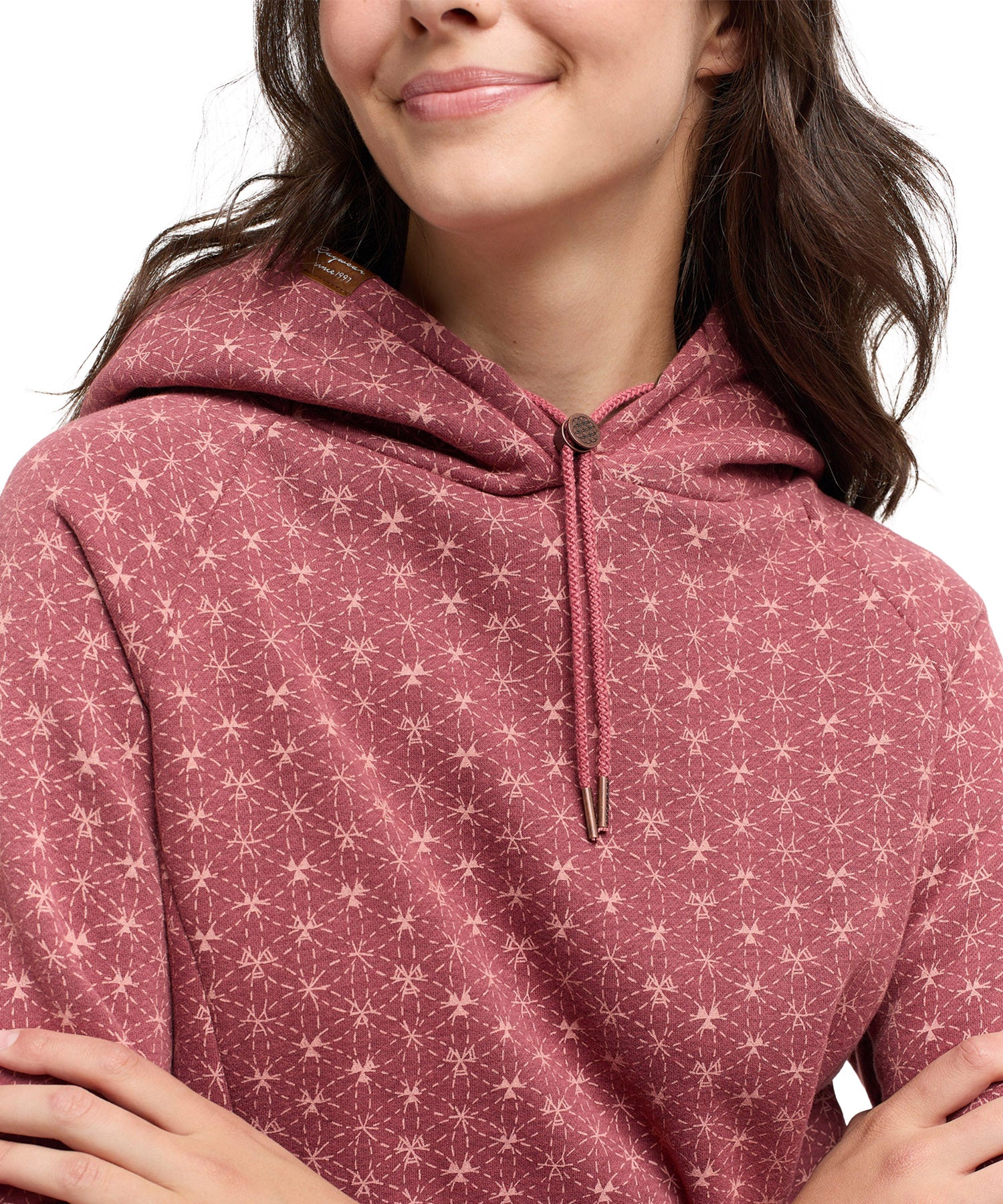 sudadera de mujer, con capucha, material suave, estampado discreto y bolsillos laterales.