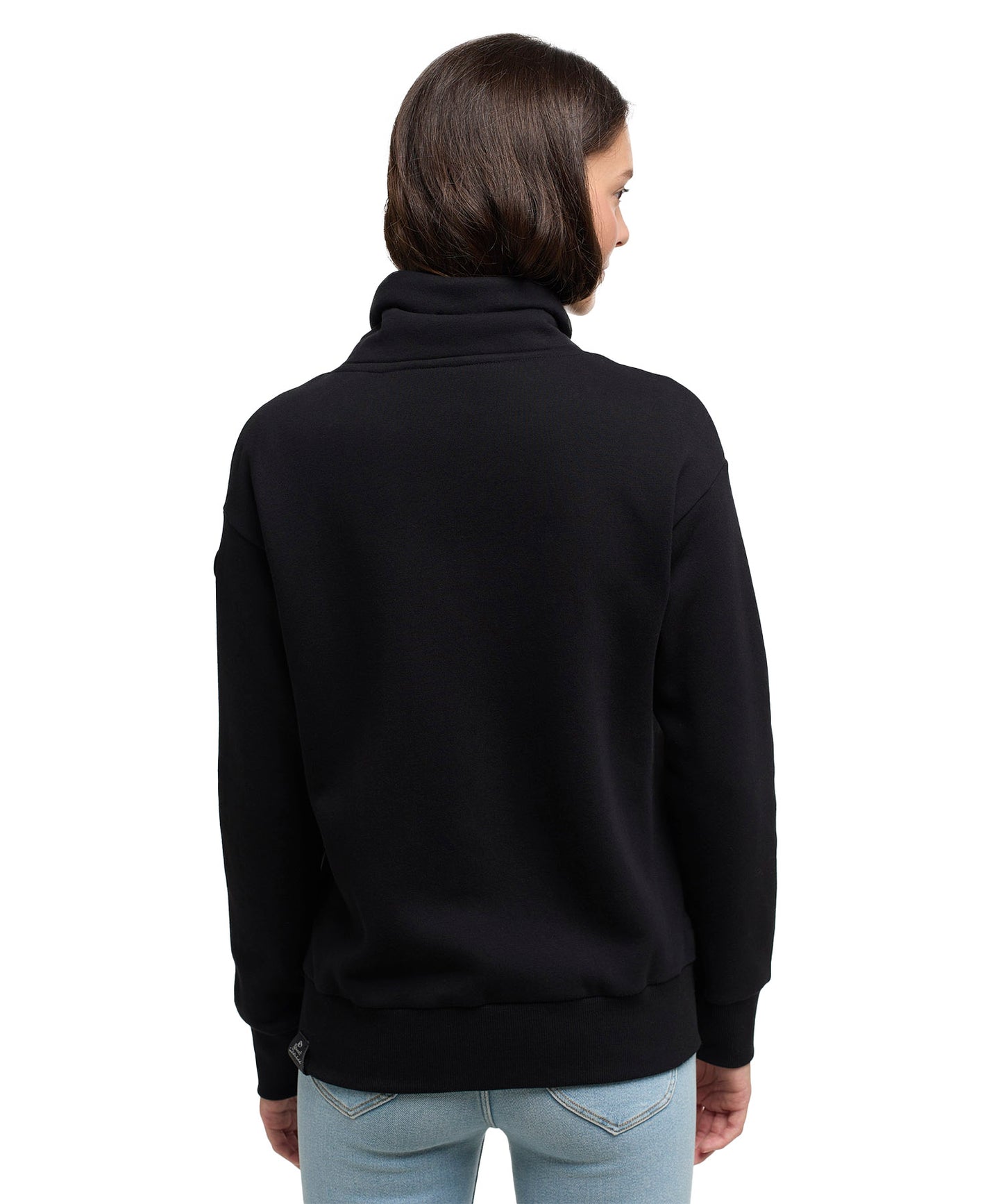 Sudadera de color negro con cremallera, entallada, con bolsillos laterales.