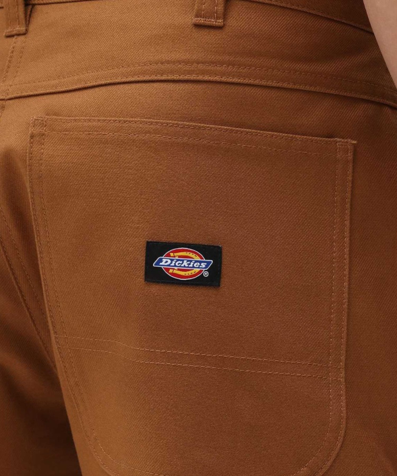 dickies fairdale pantalón corto de color marron -sarga de algodón 100% y corte recto.