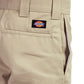 dickies pantalón corto slim straight flex de color beige, bolsillos laterales, estilo chino.