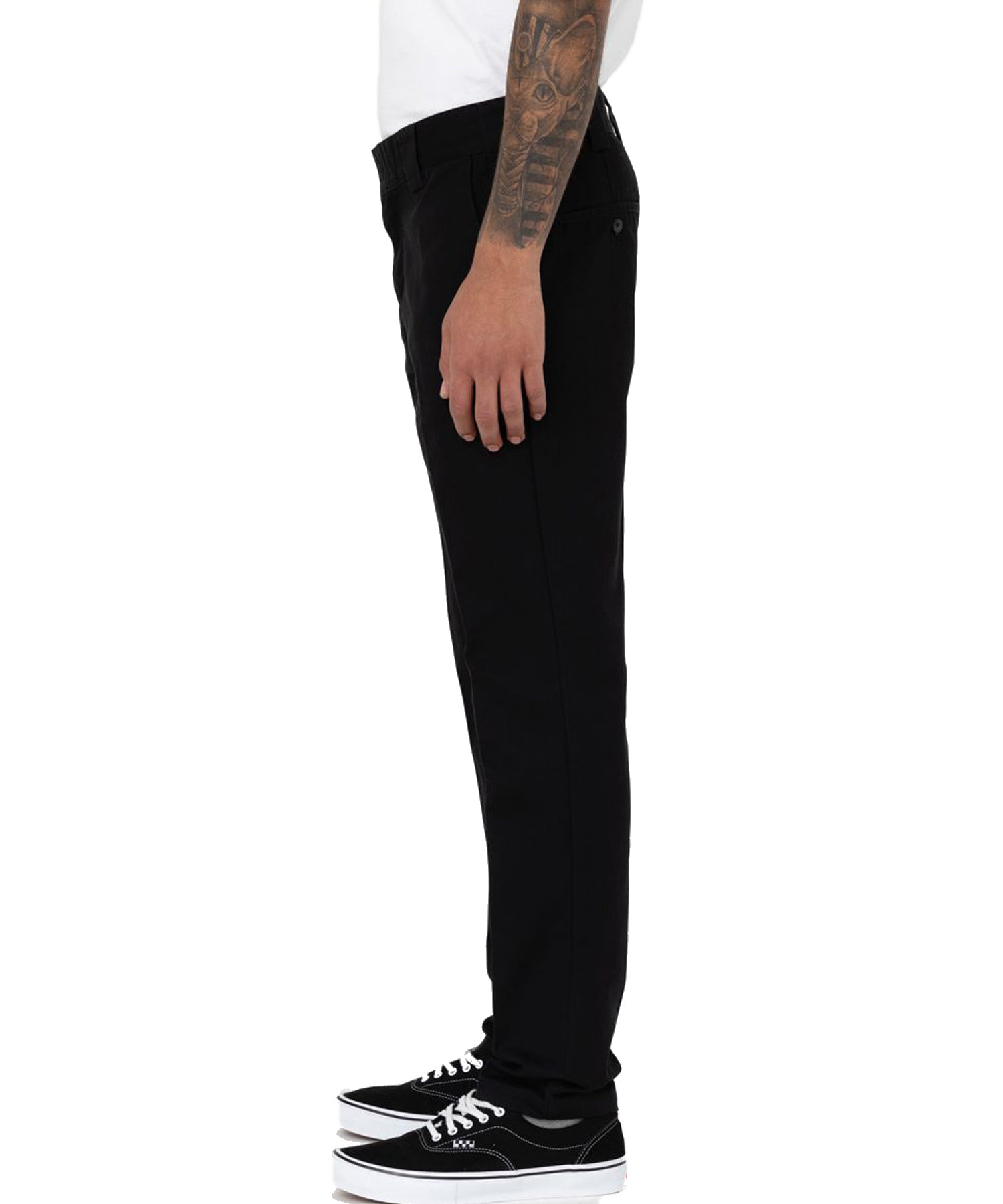 Pantalón largo dickies work pant 872 de color negro-entallado-un tejido antimanchas resistente a las arrugas.
