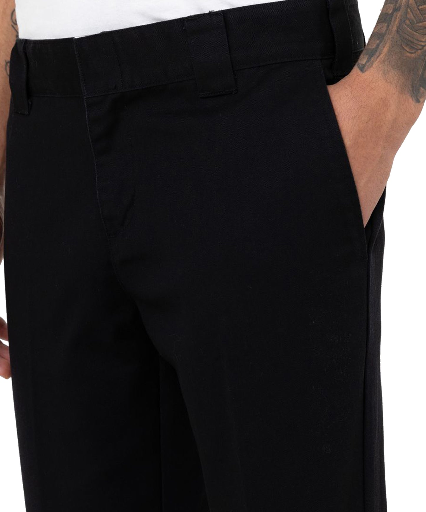 Pantalón largo dickies work pant 872 de color negro-entallado-un tejido antimanchas resistente a las arrugas.