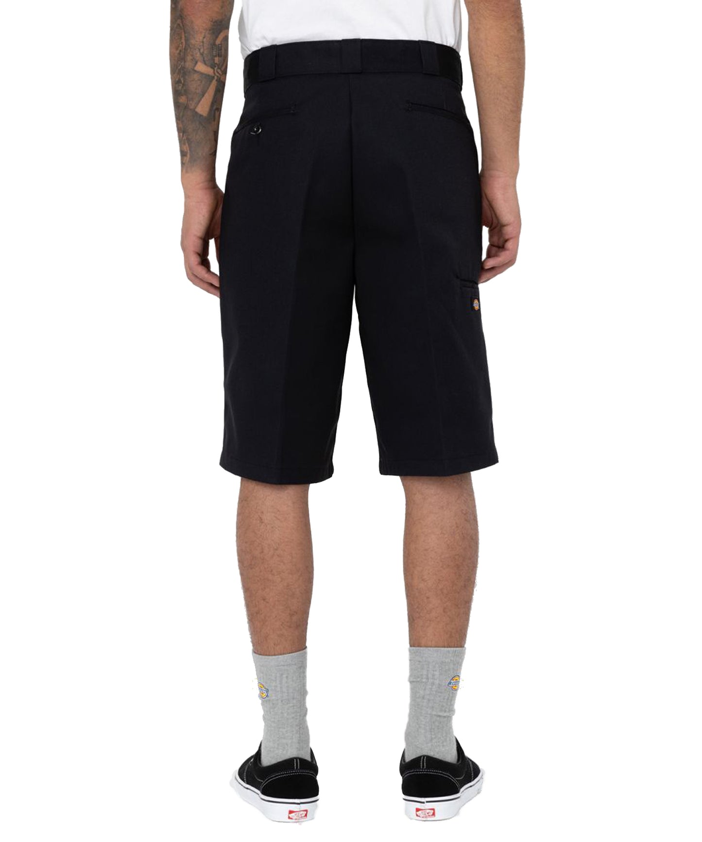 Pantalón corto dickies marca mítica por su ropa de trabajo ,color negro -bolsillos laterales-holgados de cintura normal y logo dickies en la pierna.