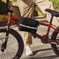 eastpak aman bike tarp black, bolso para bici-impermeable de color negro-correa ajustable-cierre con cremallera y banda reflectante.