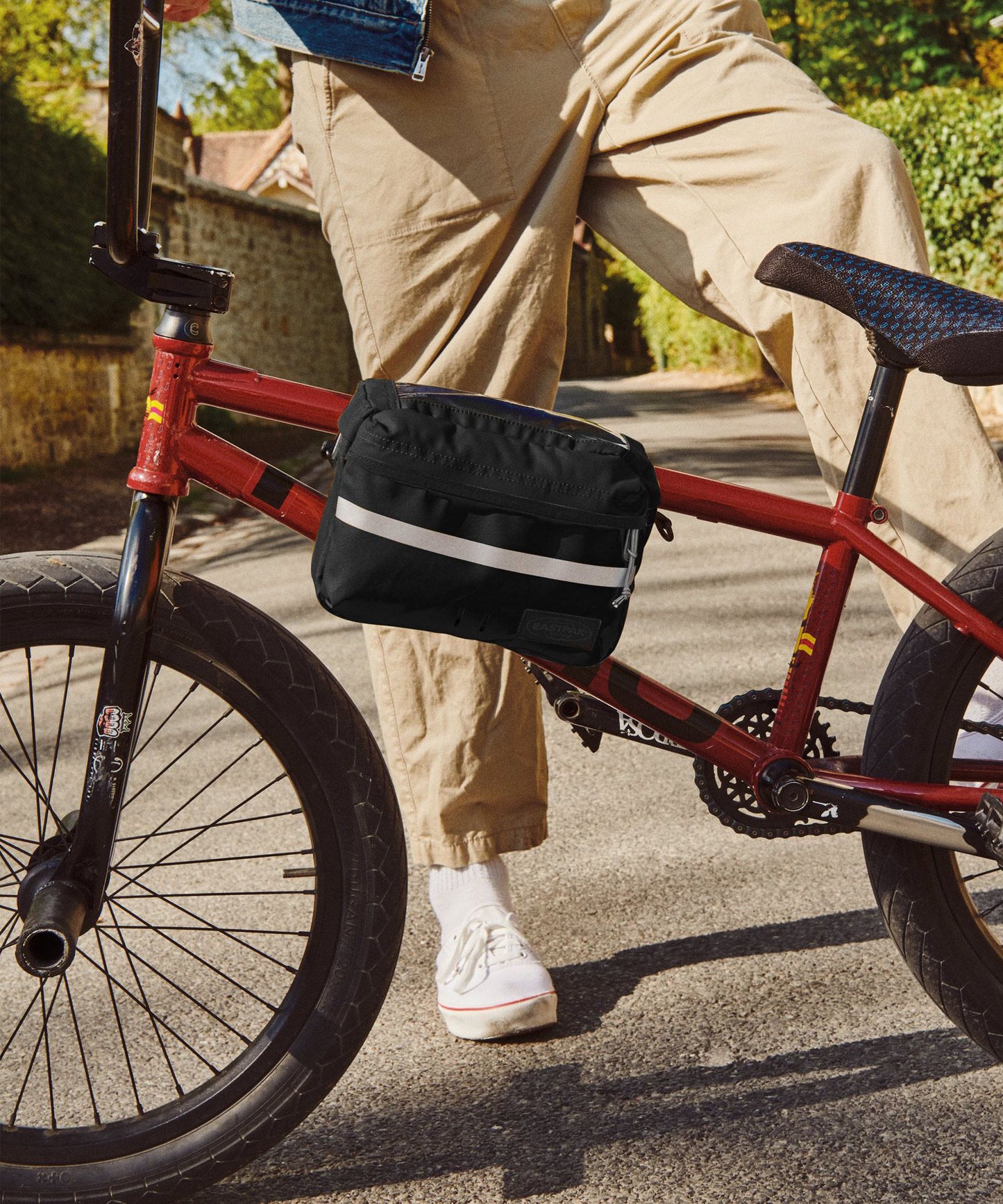 eastpak aman bike tarp black, bolso para bici-impermeable de color negro-correa ajustable-cierre con cremallera y banda reflectante.