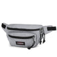 eastpak-doggy bag v-riñonera amplia de color gris claro-dos bolsillos delanteros y uno trasero-calidad y durabilidad eastpak