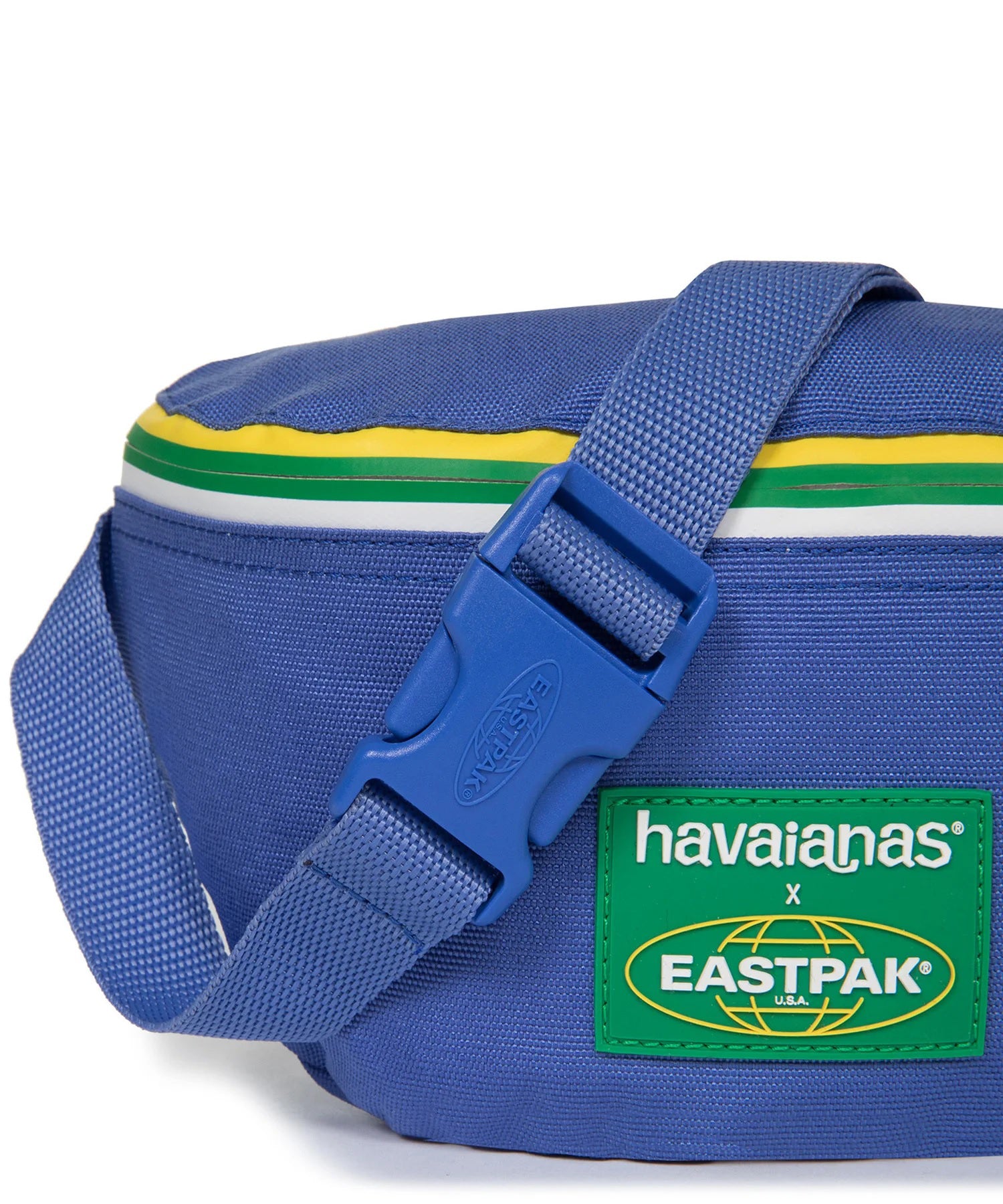 eastpak -springer riñonera havaianas colaboración con estpak -color azul-bolsillo trasero-cierre cremallera-producto impermeable y vegano.